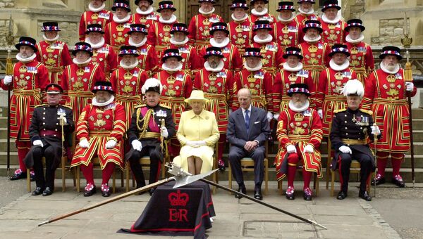 Королева Великобритании Елизавета II и принц Филипп позируют с членами Гвардии йоменов