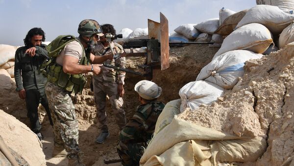 Сирийские военные на передовых позициях на окраине Дейр-эз-Зора. Архивное фото