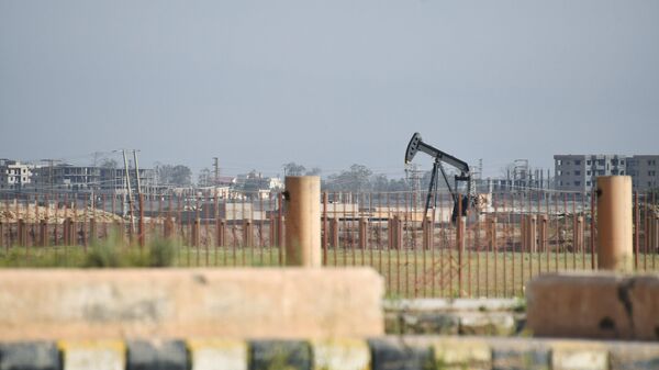 Нефтяная скважина на окраине Дейр-эз-Зора. Архивное фото