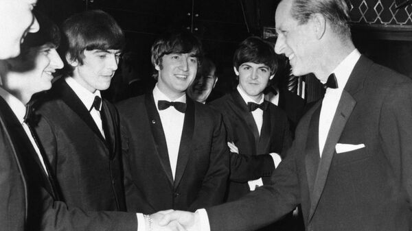 Принц Филипп фотографируется с членами группы The Beatles