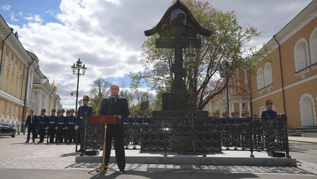 Президент РФ Владимир Путин на церемонии открытия у Никольской башни Кремля креста в память о князе Сергее Александровиче. 4 мая 2017