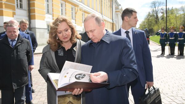 Президент РФ Владимир Путин перед началом церемонии открытия креста в память о великом князе Сергее Александровиче в Кремле. 4 мая 2017