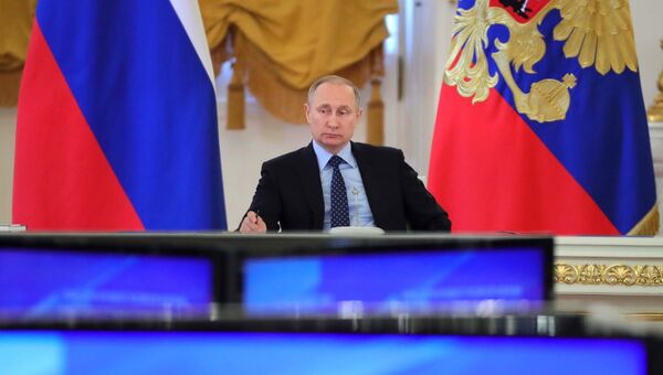 Президент РФ Владимир Путин на совместном заседании Госсовета и Комиссии по мониторингу достижения целевых показателей социально-экономического развития. 4 мая 2017