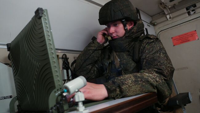 Военнослужащий в командно-штабной машине. Архивное фото