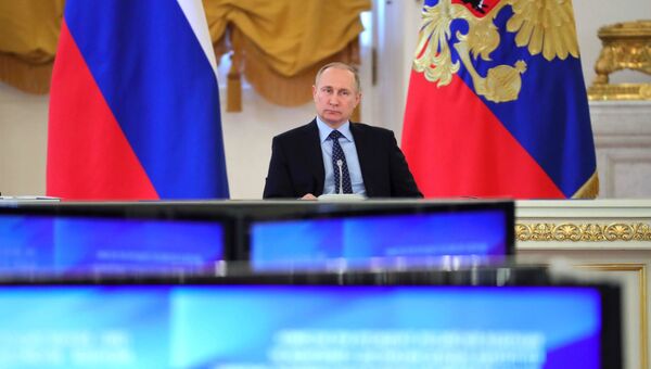 Президент РФ Владимир Путин на совместном заседании Госсовета и Комиссии по мониторингу достижения целевых показателей социально-экономического развития. 4 мая 2017
