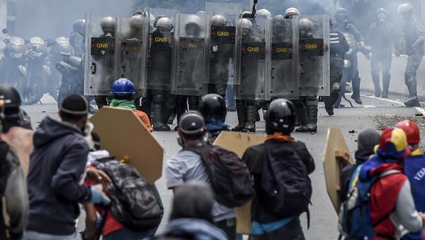 Представители оппозиции и омоновцы столкнулись во время протеста против президента Венесуэлы Николаса Мадуро в Каракасе. Венесуэла, 3 мая 2017