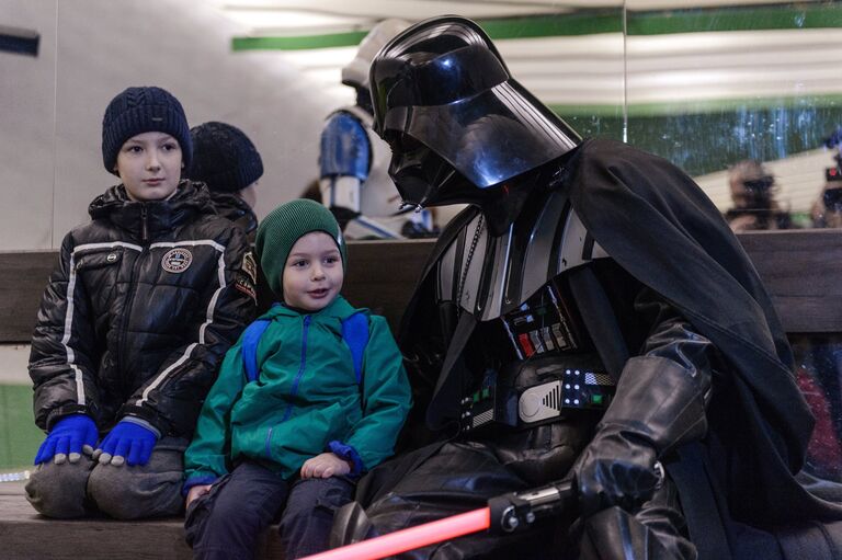 Дарт Вейдер общается с детьми в день Звездных войн на станции Лермонтовский проспект московского метрополитена Дарт Вейдер общается с детьми в день Звездных войн на станции Лермонтовский проспект московского метрополитена