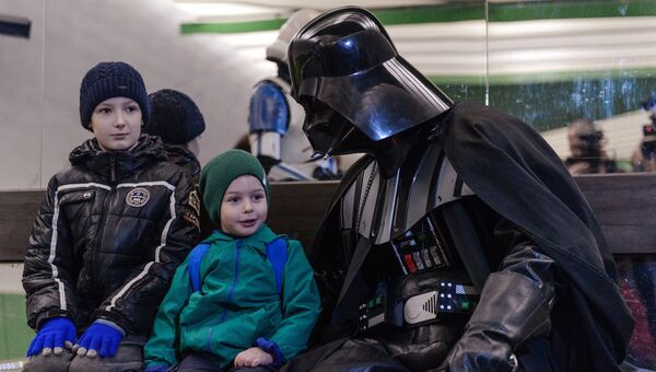 Дарт Вейдер общается с детьми в день Звездных войн на станции Лермонтовский проспект московского метрополитена