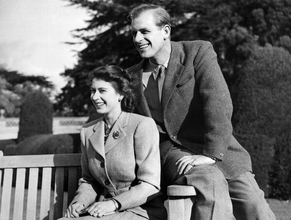 Принцесса Елизавета и ее муж герцог Эдинбургский Филипп позируют во время медового месяца, 25 ноября 1947 года в поместье Бродлз, Хэмпшир