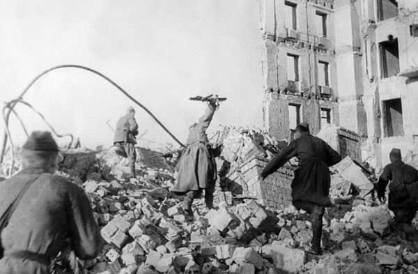 Освобождение Сталинграда. Бои на улицах города. Иллюстрация из книги Бессмертный полк Освобождение Сталинграда. Бои на улицах города. Иллюстрация из книги Бессмертный полк