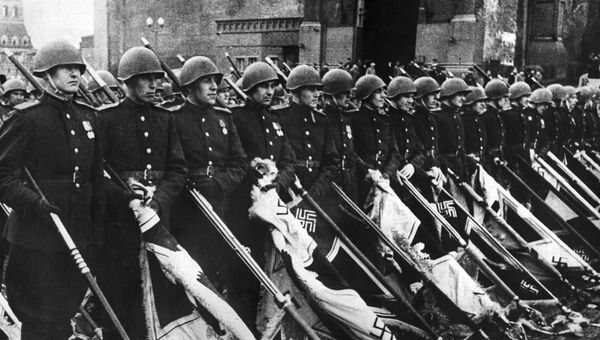 Парад Победы на Красной площади 24 июня 1945. Иллюстрация из книги Бессмертный полк