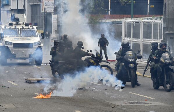 Омоновцы на мотоциклах во время столкновений в знак протеста против президента Венесуэлы Николаса Мадуро в Каракасе. Венесуэла, 3 мая 2017