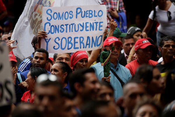 Плакат Мы - конституционный и суверенный народ  во время встречи с президентом Венесуэлы Николя Мадуро. Венесуэла, 3 мая 2017