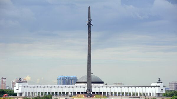 Вид на мемориальный комплекс на Поклонной горе с Триумфальной арки в Москве. Архивное фото.