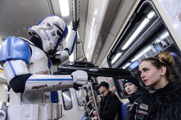 Имперский штурмовик фотографируется с юным пассажиром в день Звездных войн на станции Лермонтовский проспект московского метрополитена