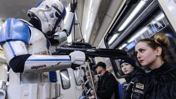 Имперский штурмовик фотографируется с юным пассажиром в день Звездных войн на станции Лермонтовский проспект московского метрополитена