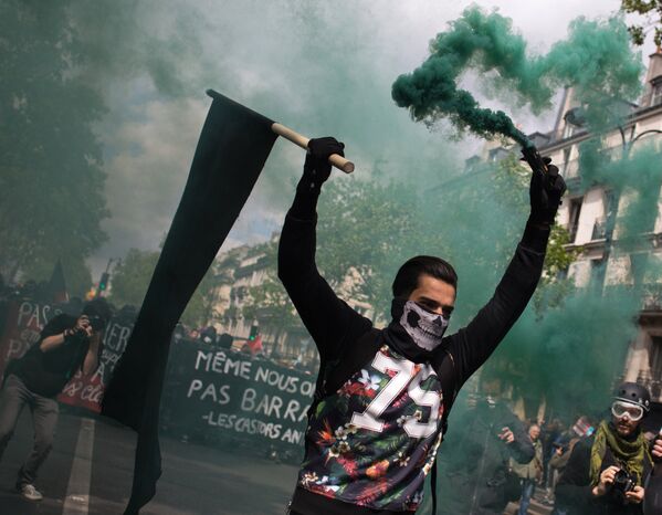 Участники беспорядков во время первомайской демонстрации в Париже