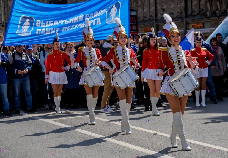 Участники праздничной первомайской демонстрации в Санкт-Петербурге