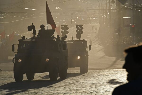 Бронеавтомобили Тигр-М и Тигр с противотанковым ракетным комплексом Корнет во время репетиции военного парада в Москве