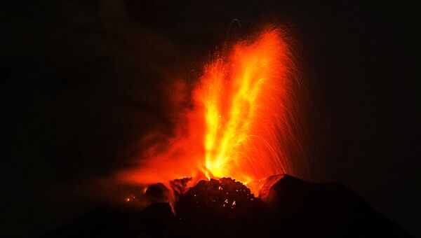 Извержение вулкана Синабунг. Архивное фото