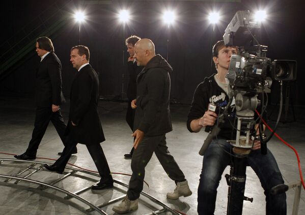 Президент России Дмитрий Медведев с создателями фильма Август. Восьмого осматривает кинотелевизионный комплекс Главкино. 2008 год