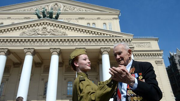 Девушка танцует с ветераном на праздничном мероприятии, посвященном 71-й годовщине Победы, на Театральной площади в Москве. Архивное фото.