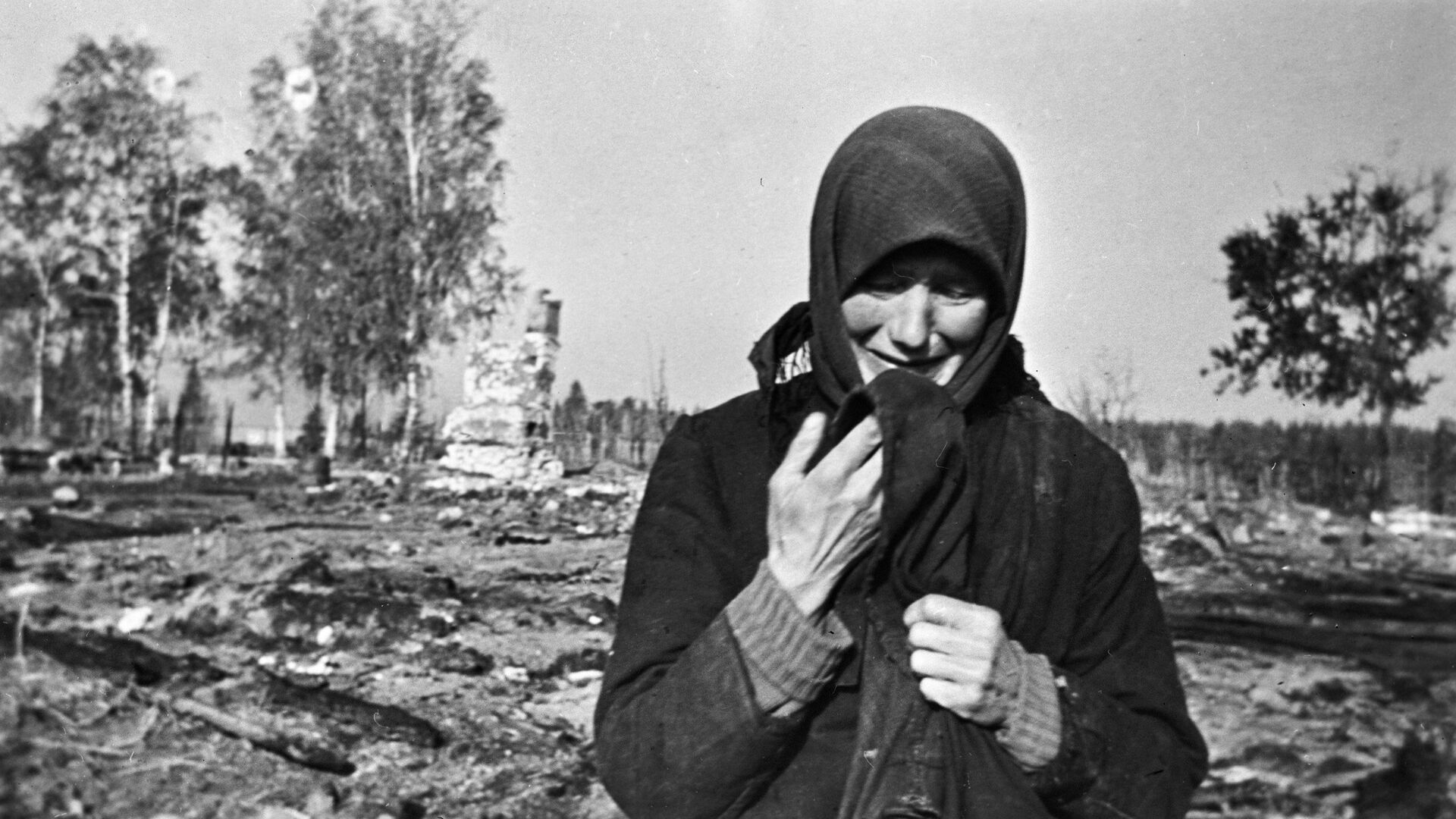 Женщина плачет на развалинах родного села, сожженного фашистами во время Великой Отечественной войны - РИА Новости, 1920, 05.05.2017