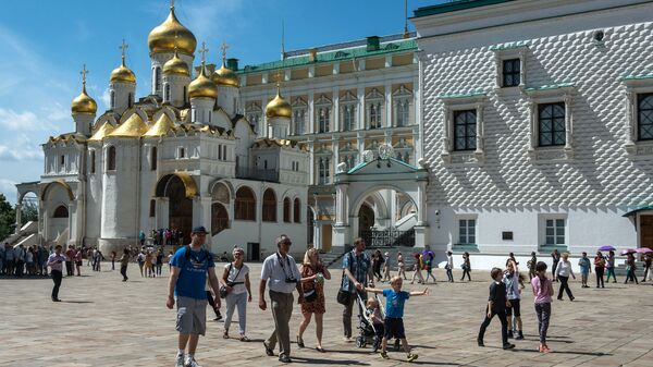 Туристы на Соборной площади Московского Кремля. Архивное фото 