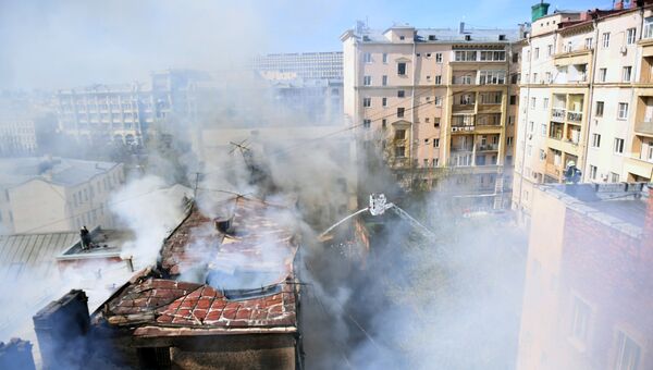 Ликвидация пожара в здании старой постройки в Лубянском проезде в центре Москвы. 5 мая 2017