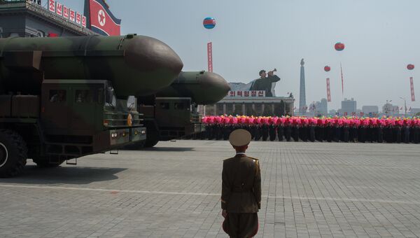 Пусковые установки межконтинентальных баллистических ракет Корейской народной армии во время парада, приуроченного к 105-й годовщине со дня рождения основателя северокорейского государства Ким Ир Сена, в Пхеньяне