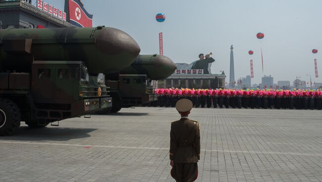 Пусковые установки межконтинентальных баллистических ракет Корейской народной армии во время парада, приуроченного к 105-й годовщине со дня рождения основателя северокорейского государства Ким Ир Сена, в Пхеньяне. Архивное фото