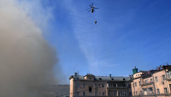 Вертолет МЧС РФ тушит возгорание в выселенном здании в центре Москвы. 5 мая 2017