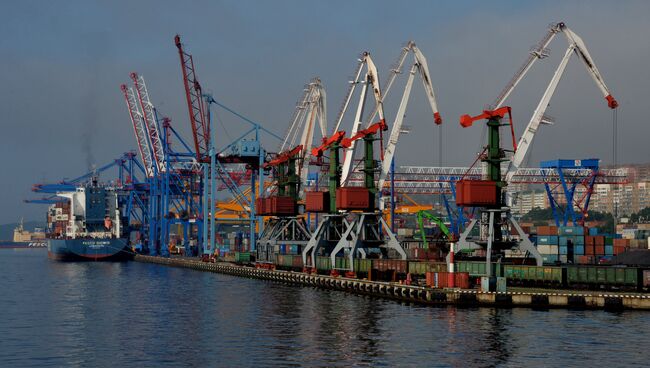 Морской торговый порт во Владивостоке