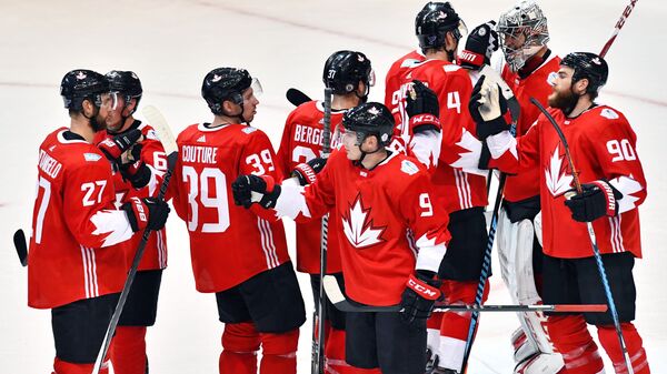 Хоккеисты сборной Канады после окончания матча 1/2 финала Кубка мира по хоккею