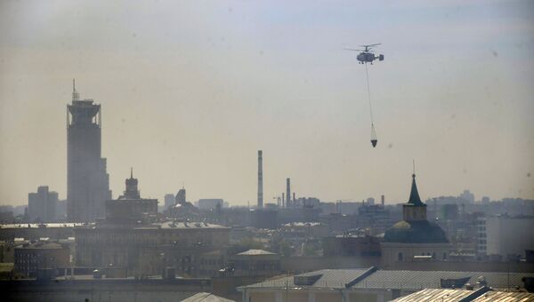 Вертолет МЧС РФ тушит возгорание в выселенном здании в центре Москвы. 5 мая 2017