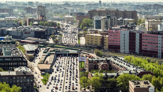 Автомобильное движение в Москве. Архивное фото