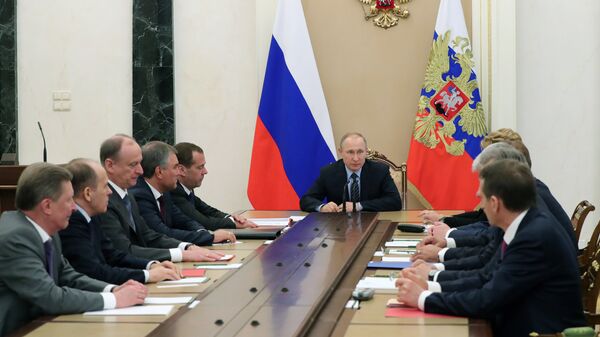 Президент России Владимир Путин проводит совещание с постоянными членами Совета безопасности РФ. 5 мая 2017