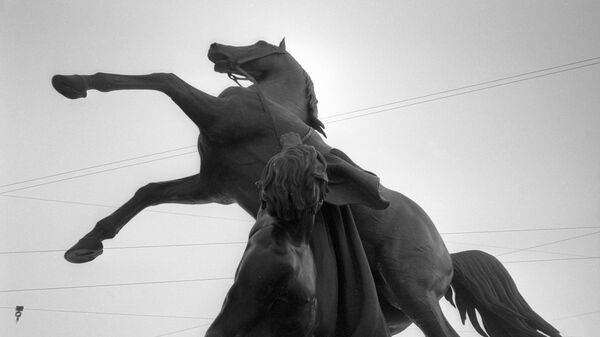 Скульптурная группа Укрощение коня на Аничковом мосту в Санкт-Петербурге
