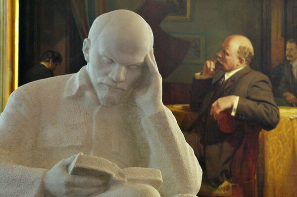 Скульптура Ленина с книгой в Ульяновском музее-мемориале В.И. Ленина в Ульяновске