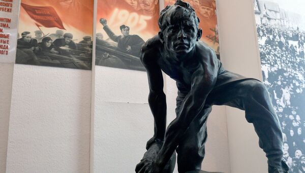 Скульптура  Булыжник оружие пролетариата  в Ульяновском музее-мемориале В.И. Ленина в Ульяновске