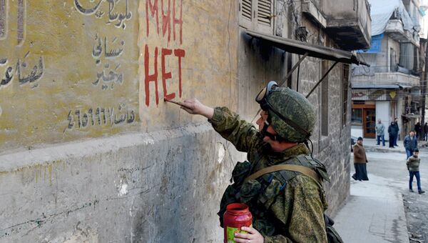 Военнослужащий вооруженных сил РФ во время разминирования жилых кварталов сирийского Алеппо. Архивное фото