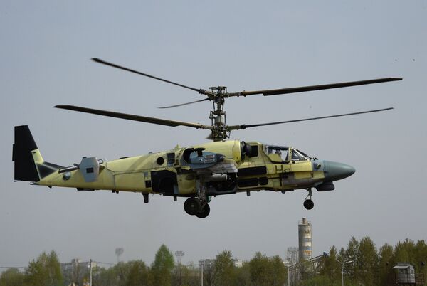 Вертолет Ка-52 Аллигатор во время демонстрационного полета на авиационном заводе Прогресс в Приморском крае