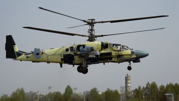 Вертолет Ка-52 Аллигатор во время демонстрационного полета на авиационном заводе Прогресс в Приморском крае