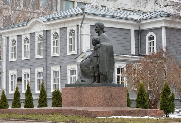 Квартира музей В.И. Ленина и скульптурная группа Мария Александровна Ульянова с сыном Володей на территории Ульяновского музея-мемориала В.И. Ленина в Ульяновске Квартира музей В.И. Ленина и скульптурная группа Мария Александровна Ульянова с сыном Володей на территории Ульяновского музея-мемориала В.И. Ленина в Ульяновске