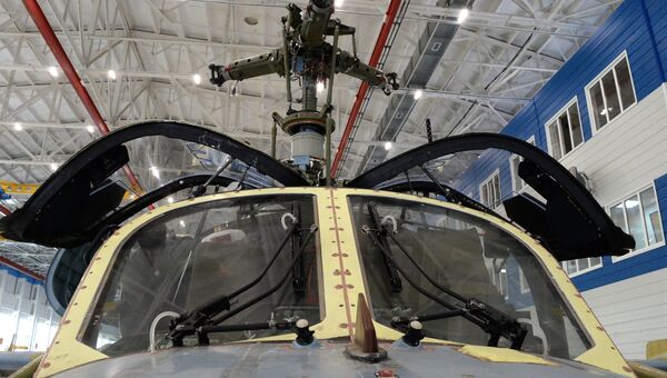 Сборка вертолета Ка-52 Аллигатор в цехе авиационного завода Прогресс в Приморском крае