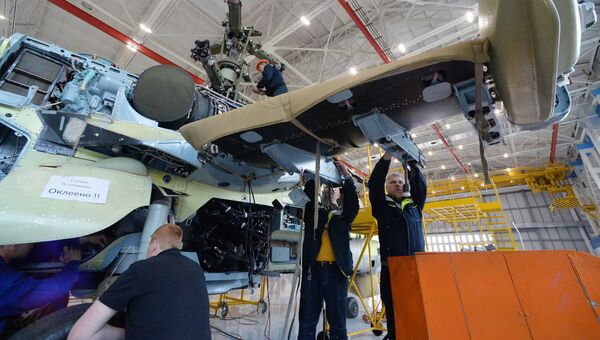 Рабочие в цехе сборки вертолетов Ка-52 Аллигатор на авиационном заводе Прогресс в Приморском крае