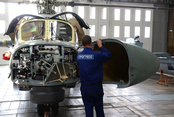 Рабочий в цехе сборки вертолетов Ка-52 Аллигатор на авиационном заводе Прогресс в Приморском крае