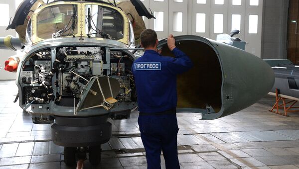 Рабочий в цехе сборки вертолетов Ка-52 Аллигатор на авиационном заводе Прогресс в Приморском крае