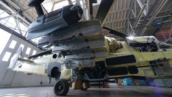 Сборка вертолета Ка-52 Аллигатор в цехе авиационного завода Прогресс в Приморском крае