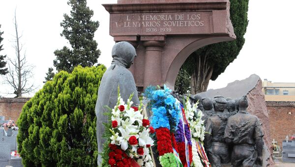 Возложение венков к памятнику советским добровольцам, воевавшим в годы Гражданской войны в Испании, на кладбище Фуэнкарраль в Мадриде. 5 мая 2017
